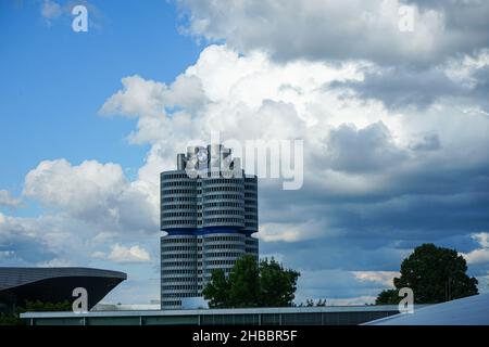 Der BMW Hauptsitz, BMW-Vierzylinder, auch bekannt als BMW Tower oder BMW Tower, ist ein Hochhaus in München. Stockfoto