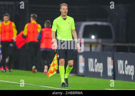 EINDHOVEN, NIEDERLANDE - 18. DEZEMBER: Assistenzschiedsrichter Sjoerd Nanninga während des niederländischen Keuken Kampioen Divisie-Spiels zwischen dem FC Eindhoven und Roda JC im Jan Louwers Stadion am 18. Dezember 2021 in Eindhoven, Niederlande (Foto: Perry vd Leuvert/Orange Picters) Stockfoto