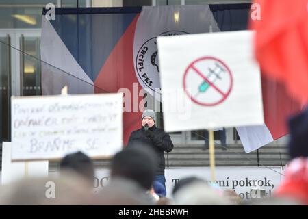 Brünn, Tschechische Republik. 18th Dez 2021. Am 15. Dezember 2021 nahmen rund 800 Personen an einer Kundgebung gegen die obligatorische Impfung und Maßnahmen der tschechischen Regierung gegen die Ausbreitung des Coronavirus im Zentrum von Brünn, Tschechische Republik, Teil. Auf das Treffen folgte ein marsch durch Brünn, der von der Gruppe Let US Open Czechia-DOG Croaked veranstaltet wurde. Auf dem Foto spricht der Anführer der rechtsextremen, außerparlamentarischen Arbeiterpartei für soziale Gerechtigkeit (DSSS), Tomas Vandas. Quelle: Vaclav Salek/CTK Photo/Alamy Live News Stockfoto