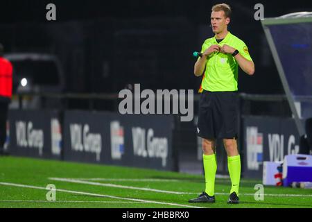 EINDHOVEN, NIEDERLANDE - 18. DEZEMBER: Assistenzschiedsrichter Sjoerd Nanninga während des niederländischen Keuken Kampioen Divisie-Spiels zwischen dem FC Eindhoven und Roda JC im Jan Louwers Stadion am 18. Dezember 2021 in Eindhoven, Niederlande (Foto: Perry vd Leuvert/Orange Picters) Stockfoto