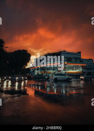 BUENOS AIRES, ARGENTINIEN - 02. Nov 2021: Eine vertikale Aufnahme eines stürmischen Sonnenuntergangs in Buenos Aires, Argentinien Stockfoto