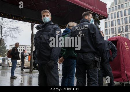 Berlin, Deutschland. 18th Dez 2021. Am 18. Dezember 2021 wurden in Berlin zahlreiche Festnahmen durchgeführt. (Foto: Michael Kuenne/PRESSCOV/Sipa USA) Quelle: SIPA USA/Alamy Live News Stockfoto