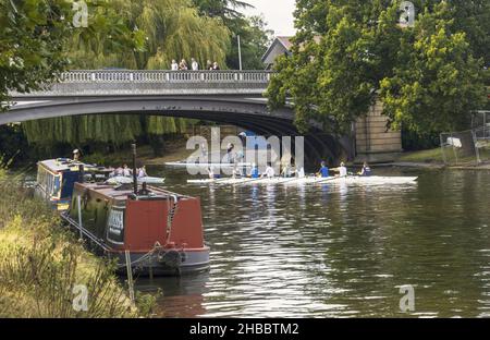 CAMBRIDGE, VEREINIGTES KÖNIGREICH - 18. Sep 2021: Ein Schuss Ruderer, die auf dem Fluss Cam am Rande von Jesus Green Common praktizieren Stockfoto