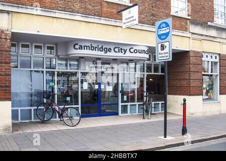 CAMBRIDGE, VEREINIGTES KÖNIGREICH - 18. Sep 2021: Der Vordereingang zu den Büros des Stadtrats von Cambridge in der Regent Street Stockfoto