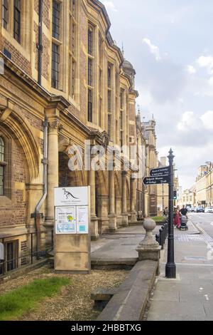 CAMBRIDGE, VEREINIGTES KÖNIGREICH - 18. Sep 2021: Eine vertikale Aufnahme des Sedgwick Museums im Zentrum von Cambridge Stockfoto