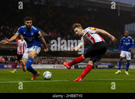 Denver Hume (rechts) von Sunderland trifft auf George Edmundson von Ipswich Town während des Sky Bet League One-Spiels in der Portman Road, Ipswich, ein Tor. Bilddatum: Samstag, 18. Dezember 2021. Stockfoto