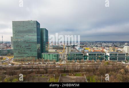 MÜNCHEN, DEUTSCHLAND - DEZEMBER 17: Highlight Business Towers am 17. dezember 2021 in München. Die beiden wichtigsten Mieter, IBM und Fujitsu, haben ihre Stockfoto