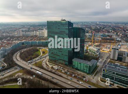 MÜNCHEN, DEUTSCHLAND - DEZEMBER 17: Highlight Business Towers am 17. dezember 2021 in München. Die beiden wichtigsten Mieter, IBM und Fujitsu, haben ihre Stockfoto