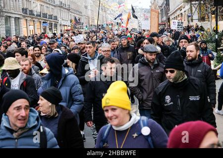 Regent Street, London, Großbritannien. 18th Dez 2021. Die Menschen in London protestieren gegen den Covid-Pass und weitere Einschränkungen. Kredit: Matthew Chattle/Alamy Live Nachrichten Stockfoto