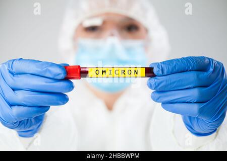 Arzt, Arzt, der Probenhalter mit Reagenzglas hält, der die Blutprobe des Patienten enthält, SARS-CoV-2 Omicron-Variantenkonzept, neues Coronavirus-Virus Stockfoto