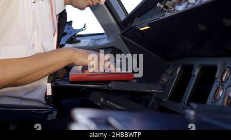 Rückansicht der Pilot-Bedienelemente des Corporate Jet. Der Pilot überprüft alle Systeme. Rückansicht der Bedienelemente von Piloten und Copiloten der Korpora Stockfoto