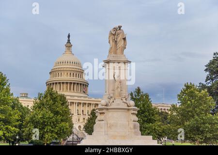 WASHINGTON DC - 18. AUGUST 2021; das Friedensdenkmal mit Figuren, die die Konzepte von Geschichte, Trauer vor dem US-Kapitolgebäude darstellen Stockfoto