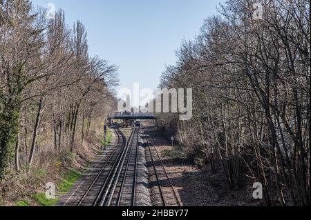 Stadtbahnschienen mit Stromschienen Stockfoto