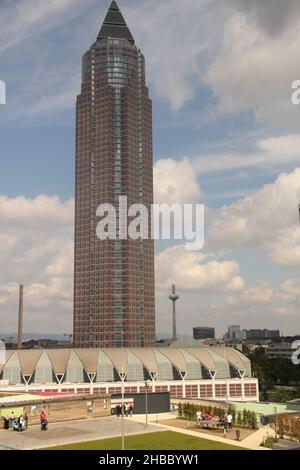 FRANKFURT, DEUTSCHLAND - 15. Sep 2014: Eine vertikale Aufnahme des Messeturm-Gebäudes in Frankfurt Stockfoto