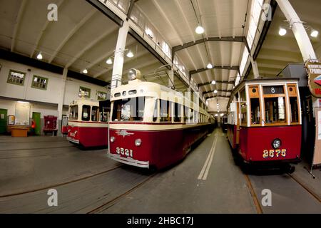 St. Petersburg, Russland. 13. August 2020. Museum der Straßenbahnen aus der Sowjetzeit. Alte Straßenbahnen am Depot. Historische Straßenbahnen. Stockfoto