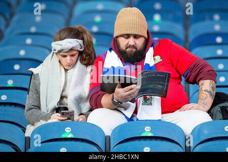 Blackburn Rovers-Fans während des Spiels der EFL Sky Bet Championship zwischen Blackburn Rovers und Birmingham City im Ewood Park, Blackburn, England, am 18. Dezember 2021. Foto von Mike Morese.nur zur redaktionellen Verwendung, Lizenz für kommerzielle Nutzung erforderlich. Keine Verwendung bei Wetten, Spielen oder Veröffentlichungen einzelner Clubs/Vereine/Spieler. Kredit: UK Sports Pics Ltd/Alamy Live Nachrichten Stockfoto