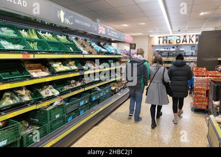 Aldi Supermarkt UK; Leute, die in einem Aldi Supermarkt-Gang einkaufen, Aldi Interieur, Tooting Bec, London UK Stockfoto