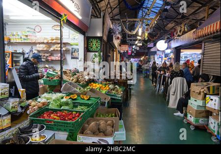 London Markets; Broadway Market Tooting - Gemüsehändler im Indoor-Markt, London SW17, London UK; Stockfoto