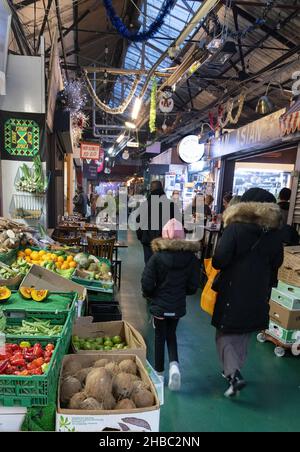 London Market; Broadway Market Tooting Bec, ein Indoor-Markt in London SW17, mit Ständen, die Lebensmittel und Haushaltswaren sowie Cafés verkaufen; London UK Stockfoto