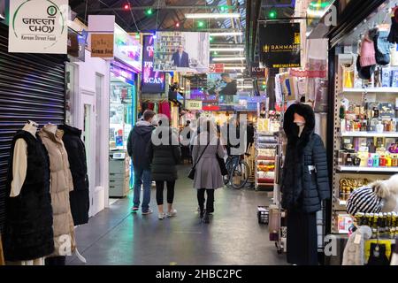 London Markt; Tooting Markt - Menschen einkaufen in der Indoor-Markt in Tooting Bec, London SW17, London UK; Beispiel der Stadt Lebensstil, England Stockfoto