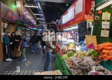 Tooting Market, London UK - einige Menschen tragen eine Maske, andere nicht, während der COVID 19 Pandemie, London England Stockfoto