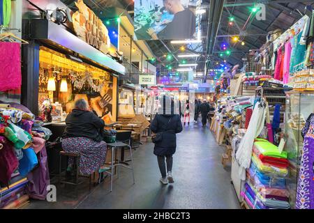 London Märkte; Tooting Markt - Menschen einkaufen in der Indoor-Markt in Tooting Bec, London SW17, London UK; Beispiel der Stadt Lebensstil, England Stockfoto