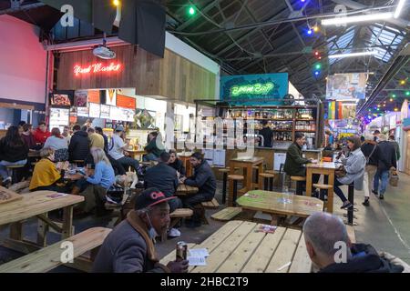 Tooting Market, Tooting Bec London SW17. Menschen trinken in den Bars und Cafés in der Halle Markt, London SW17 UK; London Lifestyle Stockfoto