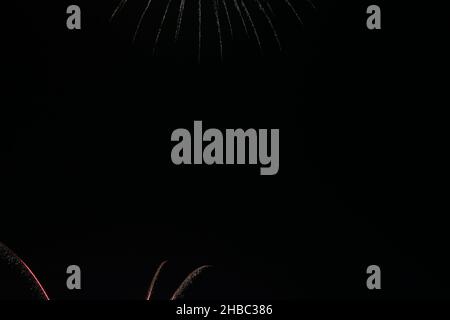 Atemberaubendes buntes Feuerwerk und schwarzer Nachthimmel, fotografiert in Dubai, VAE während des Dubai Shopping Festivals. Schönes Foto für Silvester Stockfoto