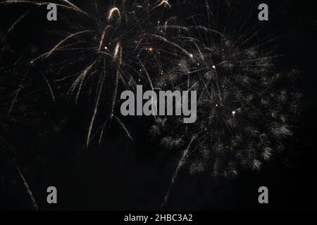 Atemberaubendes buntes Feuerwerk und schwarzer Nachthimmel, fotografiert in Dubai, VAE während des Dubai Shopping Festivals. Schönes Foto für Silvester Stockfoto