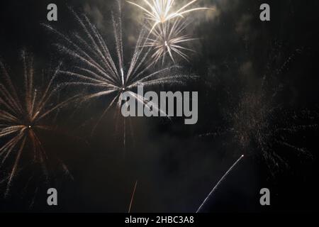Atemberaubendes buntes Feuerwerk und schwarzer Nachthimmel, fotografiert in Dubai, VAE während des Dubai Shopping Festivals. Schönes Foto für Silvester Stockfoto