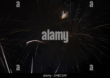 Atemberaubendes buntes Feuerwerk und schwarzer Nachthimmel, fotografiert in Dubai, VAE während des Dubai Shopping Festivals. Schönes Foto für Silvester Stockfoto