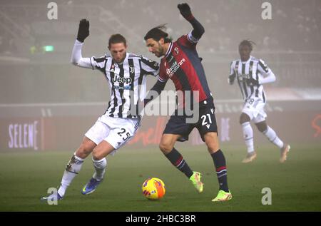 Adrien Rabiot (Juventus f.c.) (Links) tritt mit Roberto Soriano (Bologna F.C.) während der italienischen Fußball-Liga A Tim 2021/2022 - Bologna vs. Juventus im Renato Dall'Ara Stadion - Bologna, Italien, 18. Dezember 2021 - Foto: Stringer Stockfoto