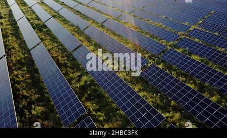 Blick auf ein Solarkraftwerk, Reihen von Solarzellen, Solarzellen, Draufsicht, Draufsicht auf ein Solarkraftwerk, industrieller Hintergrund zum Thema rene Stockfoto