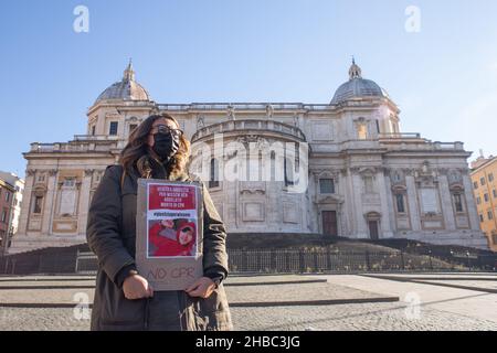 Rom, Italien. 18th Dez 2021. Sit-in auf der Piazza Esquilino in Rom, organisiert vom Verein „Pensare Migrante“, um für Wissem Ben Abdelatif Wahrheit und Gerechtigkeit zu fordern. (Foto von Matteo Nardone/Pacific Press) Quelle: Pacific Press Media Production Corp./Alamy Live News Stockfoto