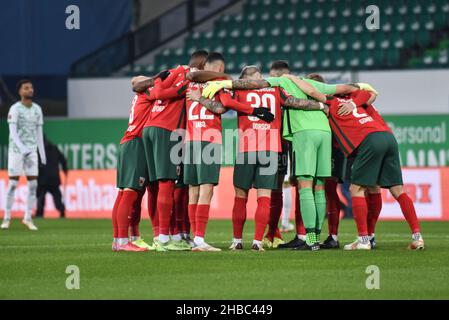 Germany ,Fürth, Sportpark Ronhof Thomas Sommer - 18 Dec 2021 - Fussball, 1.Bundesliga - SpVgg Greuther Fürth vs. FC Augsburg Bild: FC Augsburg vor dem Spiel. Die DFL-Vorschriften verbieten die Verwendung von Fotos als Bildsequenzen und quasi-Video.Quelle: Ryan Evans/Alamy Live News Stockfoto