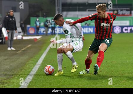 Deutschland ,Fürth, Sportpark Ronhof Thomas Sommer - 18 Dec 2021 - Fussball, 1.Bundesliga - SpVgg Greuther Fürth vs. FC Augsburg Bild: (Fltr) Marco Meyerhoefer (SpVgg Greuther Fürth,18), Arne Maier (FC Augsburg, 10) die DFL-Bestimmungen verbieten die Verwendung von Fotos als Bildsequenzen und quasi-Video Credit: Ryan Evans/Alamy Live News Stockfoto