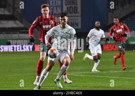 Deutschland ,Fürth, Sportpark Ronhof Thomas Sommer - 18. Dez 2021 - Fußball, 1.Bundesliga - SpVgg Greuther Fürth gegen FC Augsburg Bild: Maximilian Bauer (SpVgg Greuther Fürth,4) in Aktion. Die DFL-Vorschriften verbieten die Verwendung von Fotos als Bildsequenzen und quasi-Video.Quelle: Ryan Evans/Alamy Live News Stockfoto