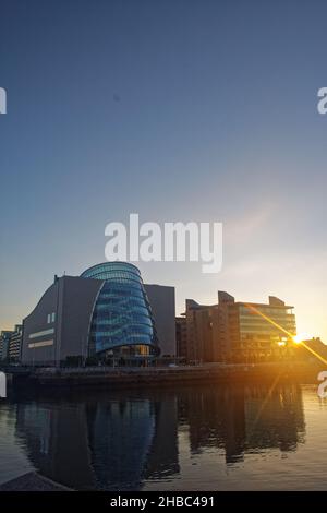 The Convention Center Dublin, IFSC House at Golden Hour Time, Docklands, Dublin, Irland Stockfoto