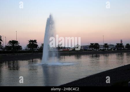 Wasserbrunnen in der Nähe der Mall of Emirates während des Sonnenuntergangs. Wunderschöne bunte Landschaft aus Dubai, VAE, Dezember 2019. Stockfoto