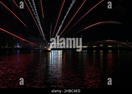Atemberaubendes buntes Feuerwerk, das während des Dubai Shopping Festivals von AF Seef, Dubai, fotografiert wurde. Schönes Foto für jede Feier mit Feuerwerk. Stockfoto