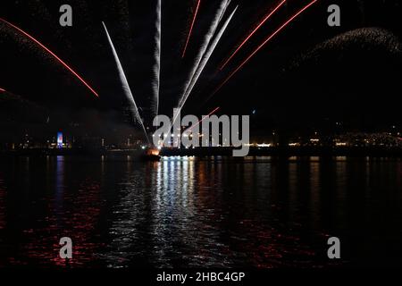 Atemberaubendes buntes Feuerwerk, das während des Dubai Shopping Festivals von AF Seef, Dubai, fotografiert wurde. Schönes Foto für jede Feier mit Feuerwerk. Stockfoto