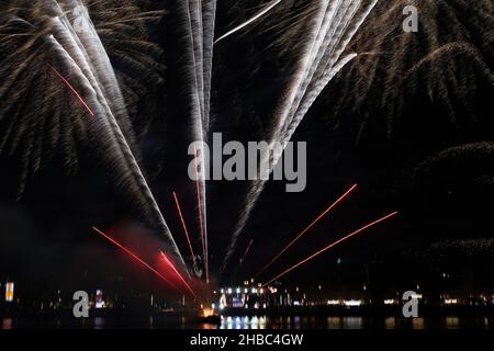 Atemberaubendes buntes Feuerwerk, das während des Dubai Shopping Festivals von AF Seef, Dubai, fotografiert wurde. Schönes Foto für jede Feier mit Feuerwerk. Stockfoto