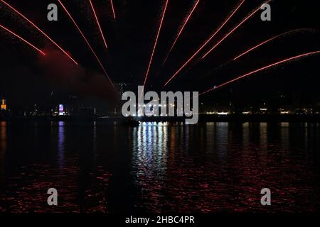 Atemberaubendes buntes Feuerwerk, das während des Dubai Shopping Festivals von AF Seef, Dubai, fotografiert wurde. Schönes Foto für jede Feier mit Feuerwerk. Stockfoto
