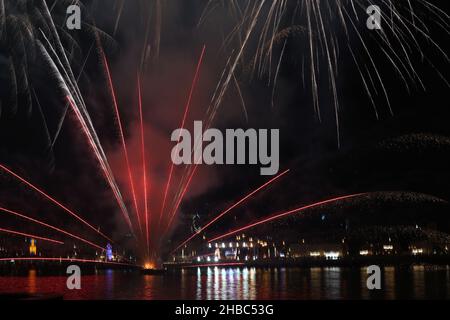 Atemberaubendes buntes Feuerwerk, das während des Dubai Shopping Festivals von AF Seef, Dubai, fotografiert wurde. Schönes Foto für jede Feier mit Feuerwerk. Stockfoto