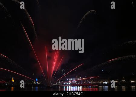 Atemberaubendes buntes Feuerwerk, das während des Dubai Shopping Festivals von AF Seef, Dubai, fotografiert wurde. Schönes Foto für jede Feier mit Feuerwerk. Stockfoto