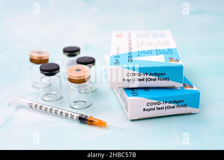 Valencia, Spanien - 17. Dezember 2021: Covid-19-Antigenschnelltest zusammen mit Impfstoffen mit dem SARS-CoV-2-Antigen. Stockfoto