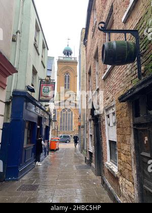 Alle Saint Church von der Trommelstraße am Marktplatz Northampton UK Rock Choir das öffentliche Trommelkneipenhaus mit Bier, Gott im Stadtzentrum Stockfoto