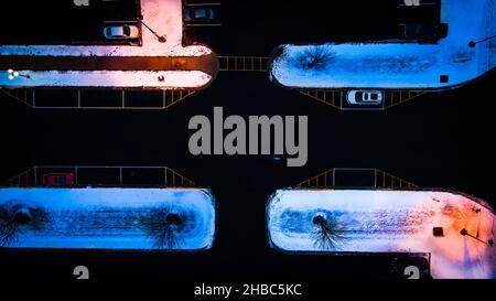 Nachtleben im Winter. Luftbild der Winterlandschaft im Stadtleben. Stockfoto