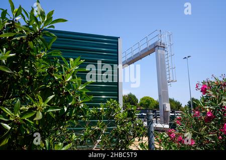 Installation einer Mauer und Barriere gegen den Lärm des intensiven Verkehrs auf den Straßen, die bewohnten Gebieten überqueren. Stockfoto