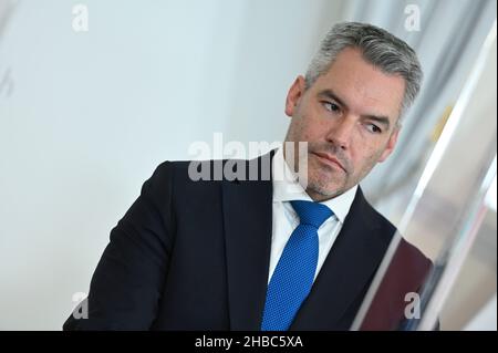 Wien, Österreich. 18. Dezember 2021 Pressekonferenz zur Präsentation der landesweiten Koordinierung der COVID-Krise mit Bundeskanzler Karl Nehammer (ÖVP) Stockfoto